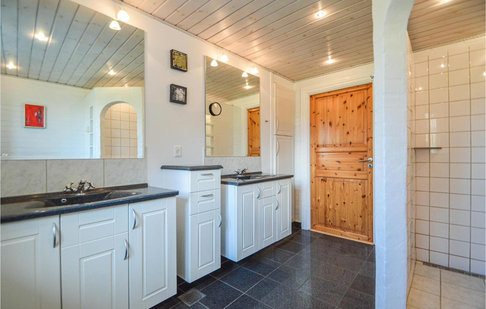 Awesome Home In Bredebro With Kitchen Ballum エクステリア 写真