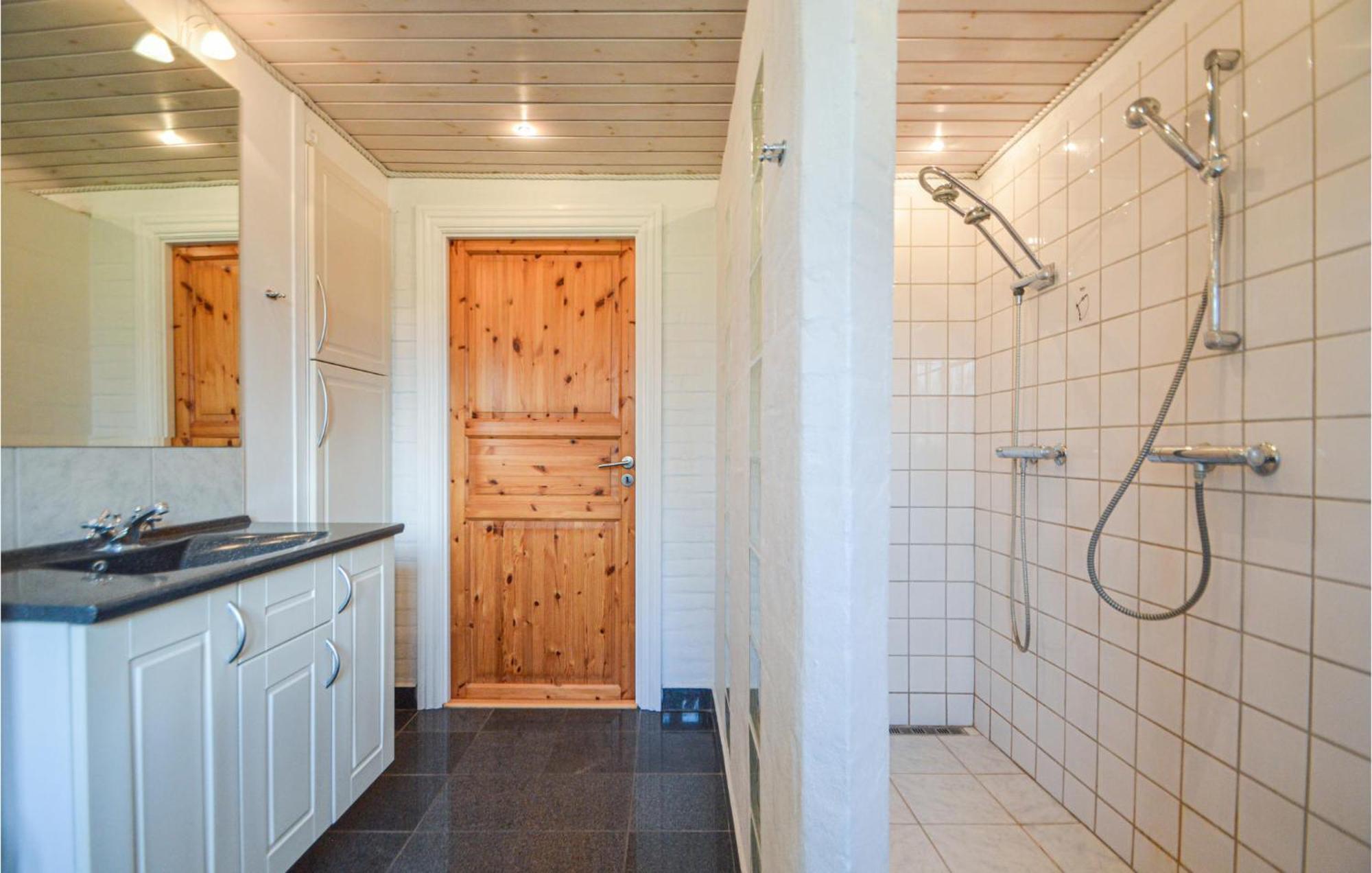 Awesome Home In Bredebro With Kitchen Ballum エクステリア 写真
